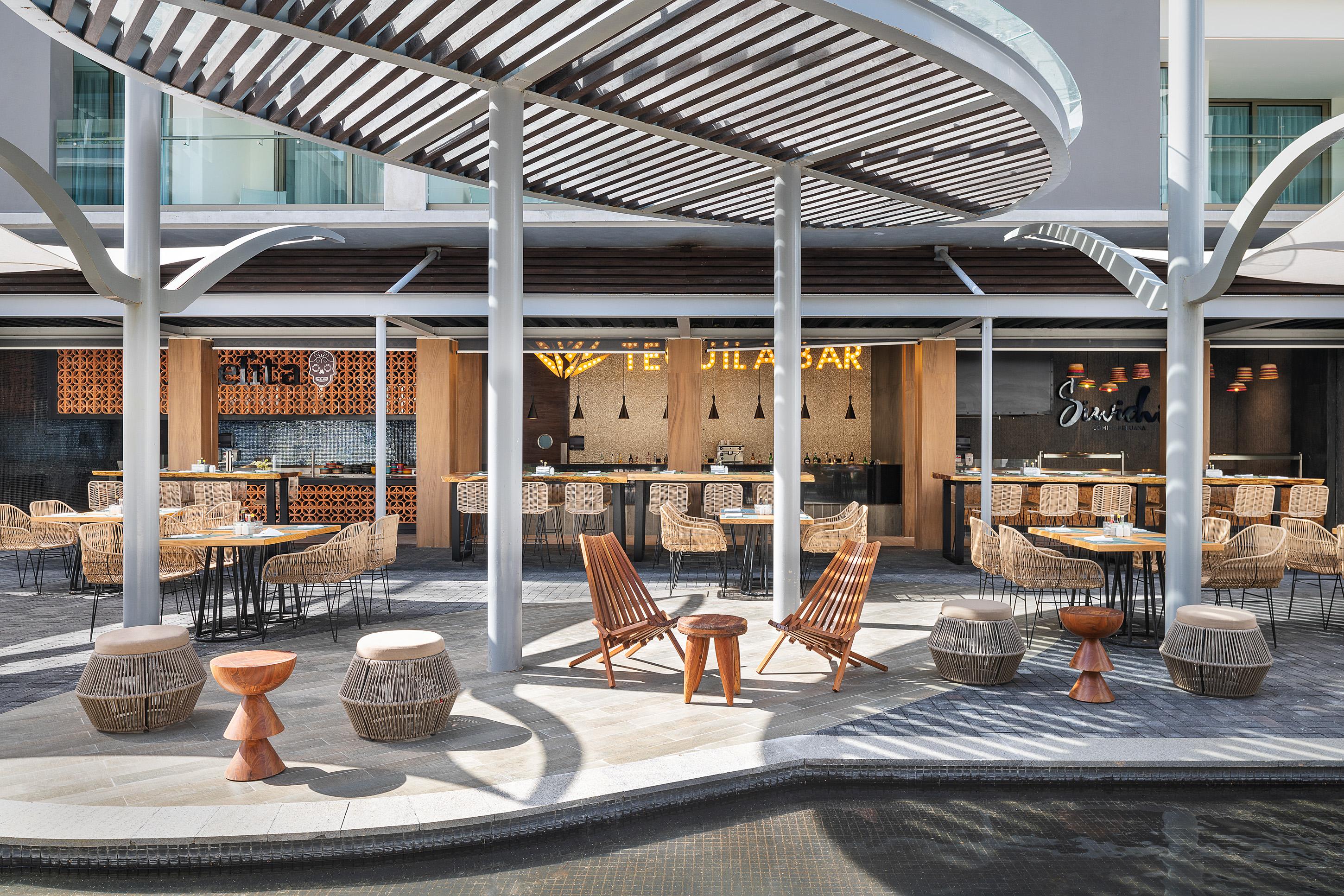 Catalonia Grand Costa Mujeres All Suites & Spa Канкун Экстерьер фото The Village Bar