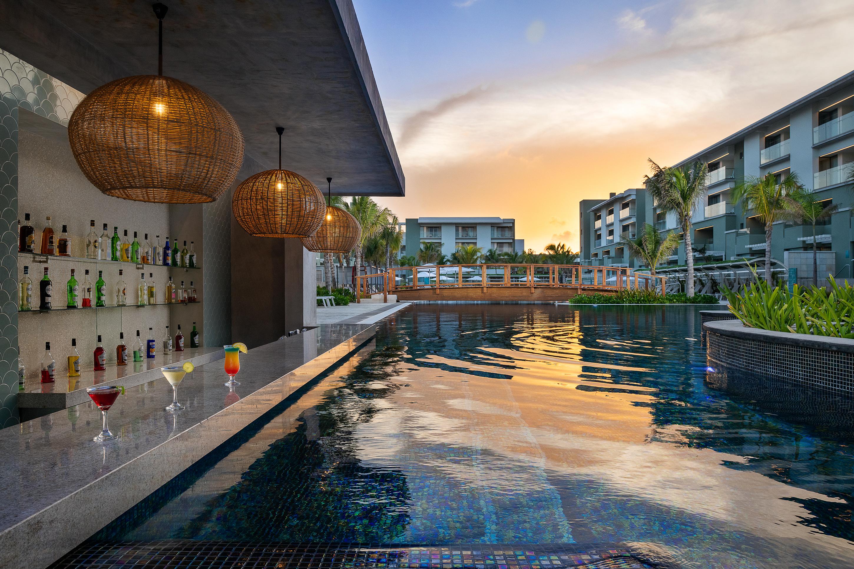 Catalonia Grand Costa Mujeres All Suites & Spa Канкун Экстерьер фото The swim-up bar at the hotel
